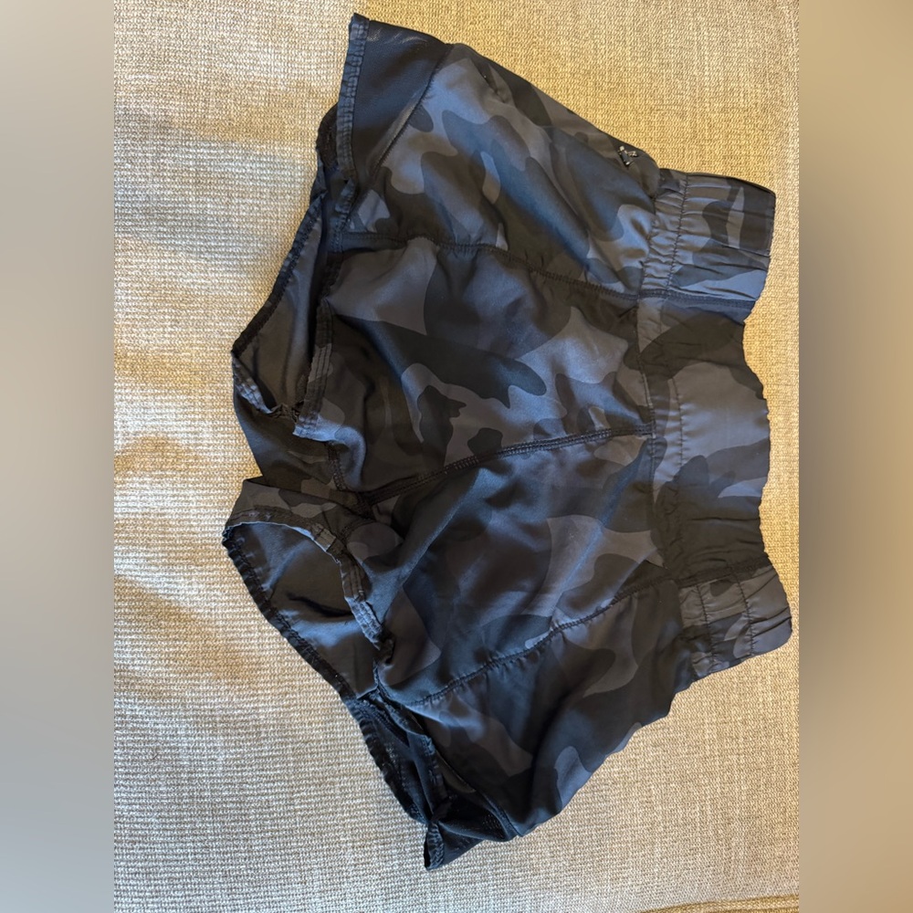 Lululemon camo black shorts size 4 juniors 2.5 inch
